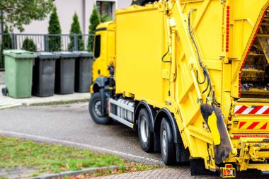 Sokak çöp konteynerleri. Metal, plastik ve cam geri dönüşümü için kaplar