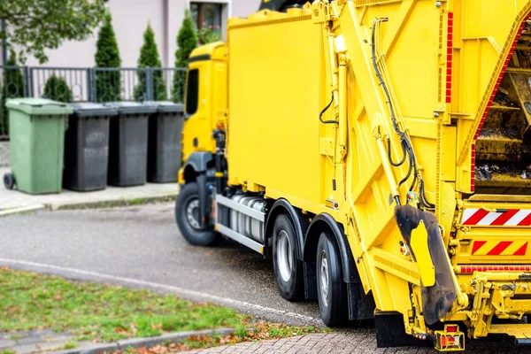 Sokak çöp konteynerleri. Metal, plastik ve cam geri dönüşümü için kaplar