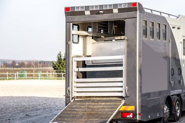 At arabası. Atlar için vagon. Atları taşımak için otomatik römork. Ulaşım hayvanları. At nakliye kamyonu, atlı spo