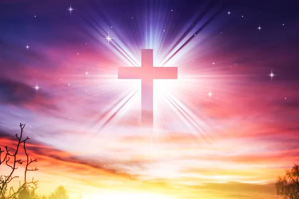 イースターの背景 キリスト教徒は天の雲に対して十字架 イースターの背景 天に対するキリスト教徒の十字架 — ストック写真
