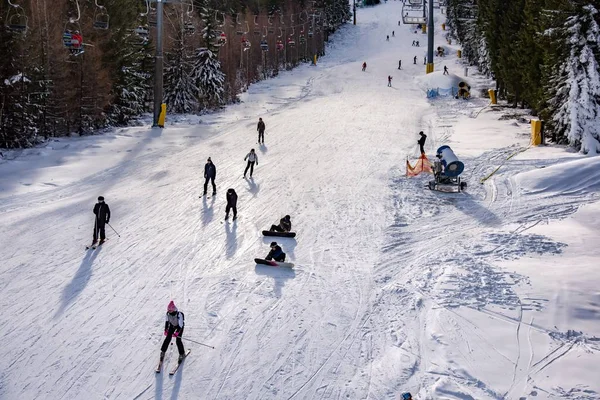 Pista Esqui Com Elevador Cadeira Nas Montanhas Pista Esqui Pessoas — Fotografia de Stock