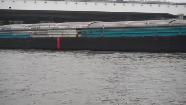 Der Große Kahn Auf Dem Fluss Flusstransport Frachtlieferung — Stockvideo