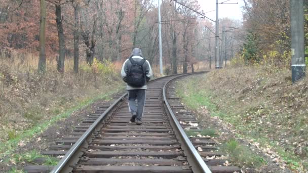 Een Man Met Een Grote Rugzak Doorgaat Het Spoor Tijdens — Stockvideo