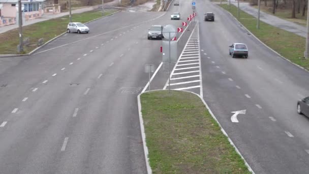 Stadtautoverkehr Auf Der Modernen Stadtautobahn — Stockvideo