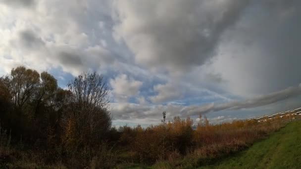 Κοντινό Πλάνο Πυκνά Σύννεφα Στο Φόντο Ενός Σαφούς Γαλάζιου Ουρανού — Αρχείο Βίντεο