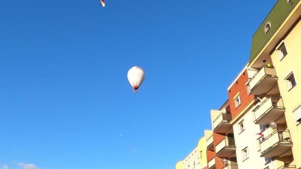 Μπαλόνι Πετάει Πάνω Από Σπίτι Πολωνία 2020 Πτήση Στον Ουρανό — Αρχείο Βίντεο