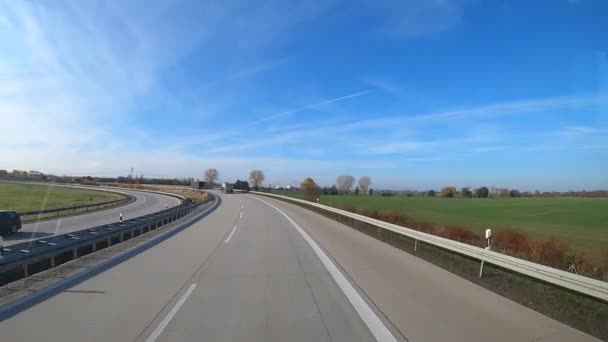 Проехав Автомагистрали Через Зеленые Поля — стоковое видео