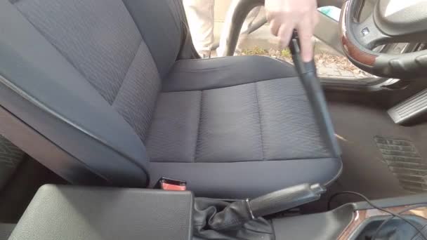 Adam Aracı Süpürüp Süpürüyor Şçi Adam Arabanın Içindeki Tozları Temizliyor — Stok video