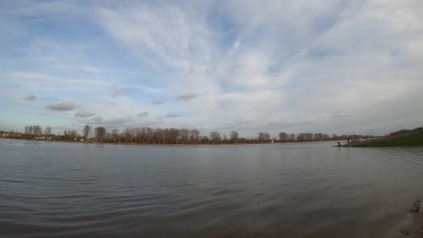 Surface de l'eau de rivière avec des vagues. Les vagues de la rivière battant à la plage. Images panoramiques de la belle rivière sous le ciel bleu, laps de temps  