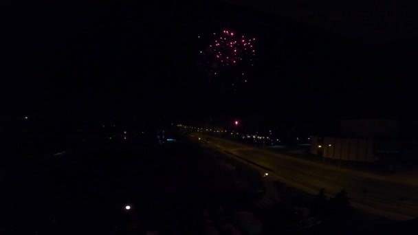 Ensemble de feux d'artifice. Explosion de feux d'artifice lumineux dans le ciel nocturne. Feux d'artifice saluent avec le fond du ciel noir. Feux d'artifice du Nouvel An. Célébration de la fête de l'indépendance. Éclatement coloré de feux d'artifice . 