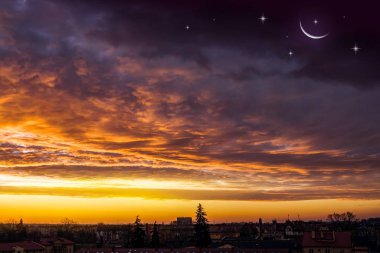 Yeni ay. Geceleri gökyüzü yıldızlarla dolu. Şehrin üzerinde günbatımı
