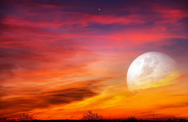 Fondo Nocturno Cielo Estrellado Con Media Luna Pintorescas Nubes — Foto de Stock