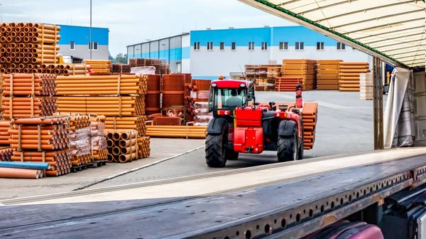 Beladen Des Lastwagens Gabelstapler Belädt Einen Anhänger Entladen Großer Containerlaster — Stockfoto