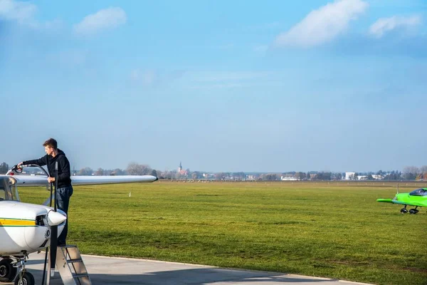 Aereo Piccolo Aeroporto Preparazione Volo Rifornimento Aeromobili — Foto Stock