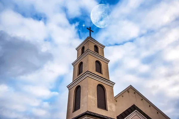 波兰天主教大教堂 与背景天空交叉 — 图库照片