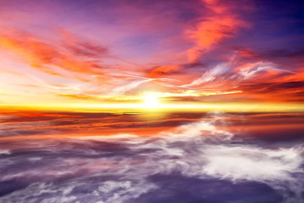 Όμορφη Ανατολή Ηλίου Όμορφο Ουράνιο Τοπίο Τον Ήλιο Στα Σύννεφα — Φωτογραφία Αρχείου