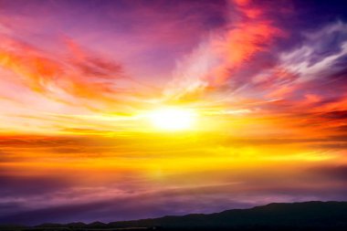  Güzel gün doğumu. Bulutlargüneş ile güzel göksel manzara  .