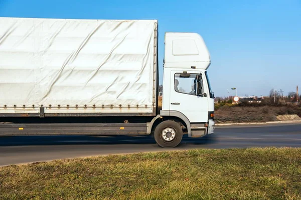 Autoträger Auf Der Autobahn Güterverkehr Logistik Frachtanlieferung Der Lkw Auf — Stockfoto