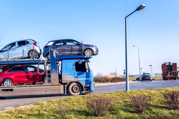  Otobanda araba taşıyıcısı. Nakliye, lojistik kargo teslimatı
