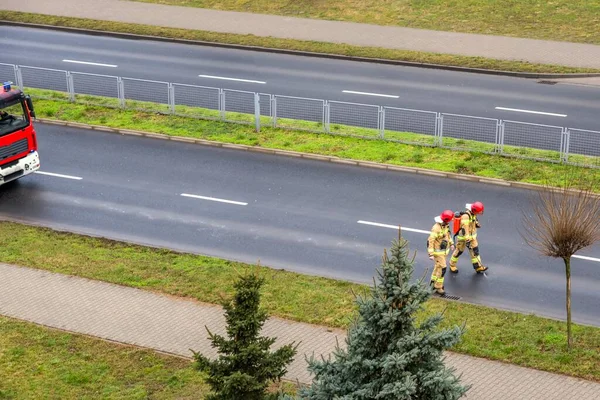 Brandmän Nödsituation Med Skyddsdräkter Miljökatastrof Brandbil Kör Nerför Gatan — Stockfoto