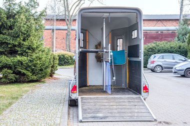 Atlar için araç. At taşımak için araba. taşımacılık hayvanları.