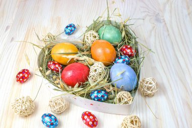 Yuvadaki yumurtalar. dini bayram. Paskalya yemeği masada..