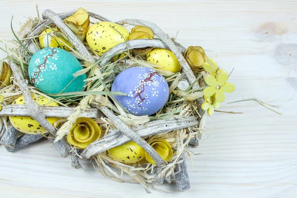 Яйця Гнізді Релігійне Свято Великодня Їжа Столі — стокове фото