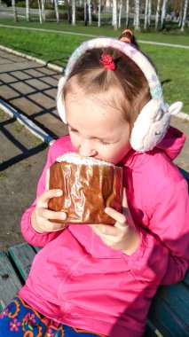 Çocuk Paskalya kulisini yiyor