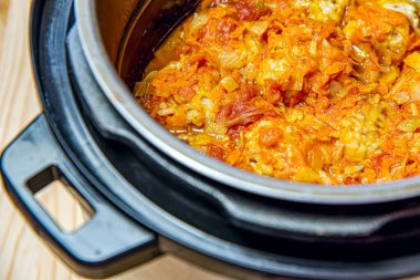 Tencerede domates soslu biftek köftesi. Hızlı pişirme. ev yemeği.