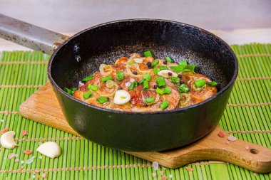 Tavada kızarmış et. Lezzetli et yemeği. . 