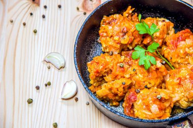 Tencerede domates soslu biftek köftesi. Hızlı pişirme. ev yemeği.