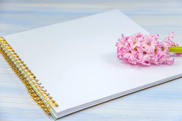 Cuaderno Flores Sobre Mesa Estado Ánimo Primavera Tarjeta Felicitación Blanco — Foto de Stock