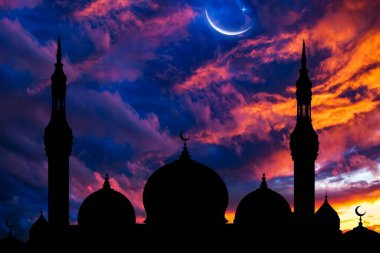 Hilal ay güzel günbatımı arka plan ile. Cömert ramazan. Gökten gelen ışık. Din arka plan. şehir silueti Camii
