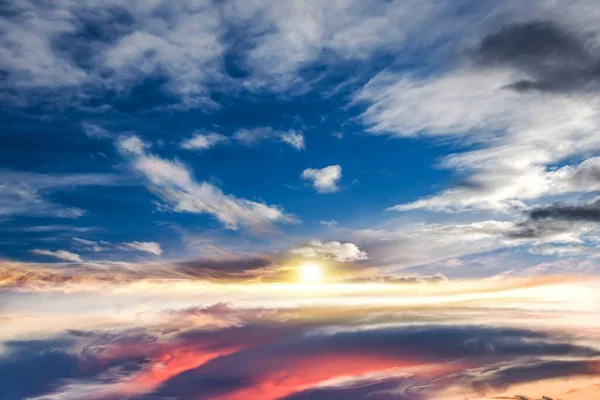 Belo Nascer Sol Bela Paisagem Celestial Com Sol Nas Nuvens — Fotografia de Stock