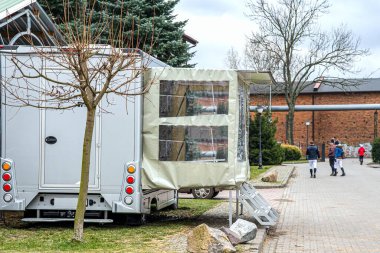 Fast food kamyonu. Çadırla ticaret için araba.