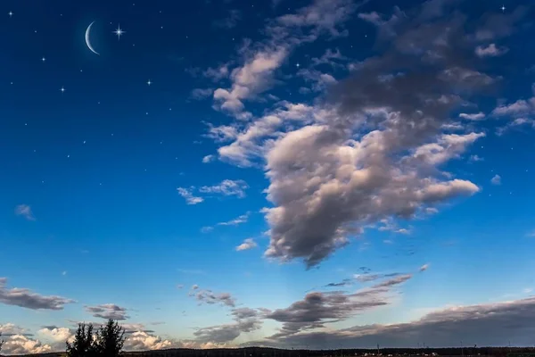 Mond Hellen Wolken Der Sonnenuntergangssonne Neumond Mond Blauen Himmel Neumond — Stockfoto