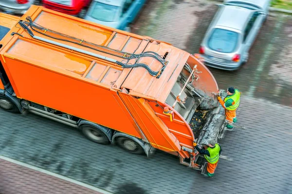 Αστικές Υπηρεσίες Ανακύκλωσης Αποβλήτων Και Απορριμμάτων Πορτοκαλί Φορτηγό Απομάκρυνση Απορριμμάτων — Φωτογραφία Αρχείου