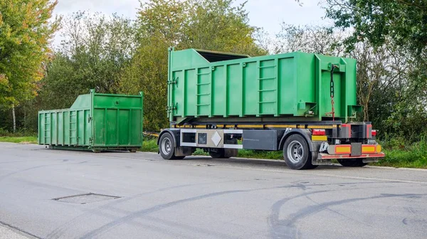 Green Skip Kontejner Pro Komunální Odpad Nástroje Dělají Svou Práci — Stock fotografie