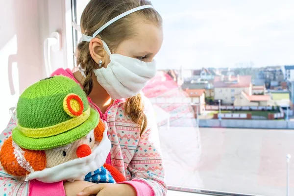 Modo Cuarentena Aislamiento Bebé Una Máscara Ventana Fondo — Foto de Stock