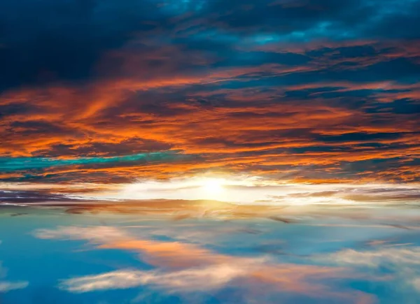 Bela Paisagem Celestial Com Sol Nas Nuvens — Fotografia de Stock