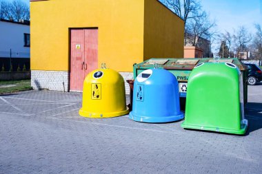 Avrupa çöp tenekesi. Avrupa Birliği 'nde atık geri dönüşümü. Boyalı çöp kutuları. Plastik kullanım