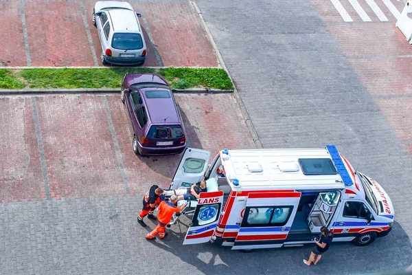 Pohled Shora Zdravotnický Tým Pohybující Nosítkách Sanitky Auta — Stock fotografie