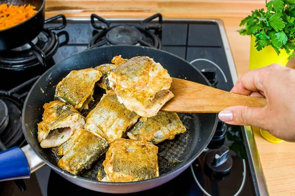 Fry Fish Pan Cooking Home Diet Fish Vegetables — Stock Photo, Image