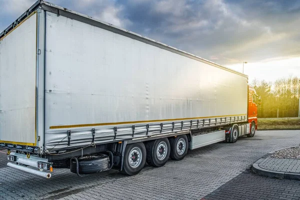 Lastbilsvagn Väntar Att Ladda Ner Objektet Transportleverans — Stockfoto