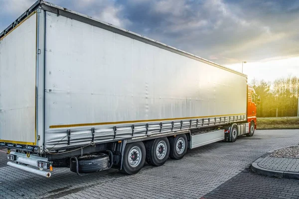 Lkw Anhänger Warten Den Artikel Herunterzuladen Verkehrsanbindung — Stockfoto