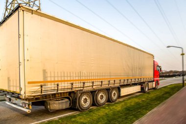 Kamyon yolda hızla ilerliyor, mal teslimatı..