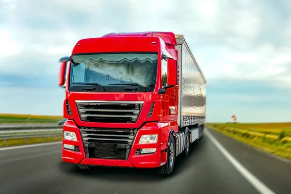 Lastbilen Rör Sig Vägen Hastighet Leverans Varor — Stockfoto