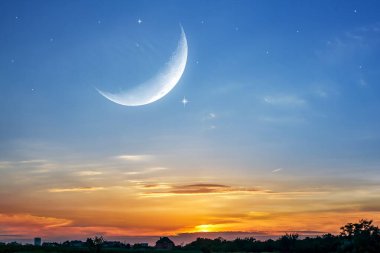 Gün batımının parlak bulutlarında ay. Yeni ay, mavi gökyüzünde ay bulutlarda yeni ay 