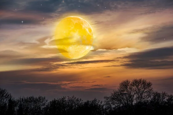 Είχε Πανσέληνο Θολό Τοπίο Νυχτερινός Ουρανός Και Λαμπερό Φεγγάρι — Φωτογραφία Αρχείου