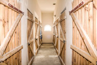 Orta Yol At Patikası Binicilik Çiftliği Ahırı 'ndan geçiyor. Güzel, temiz ahır